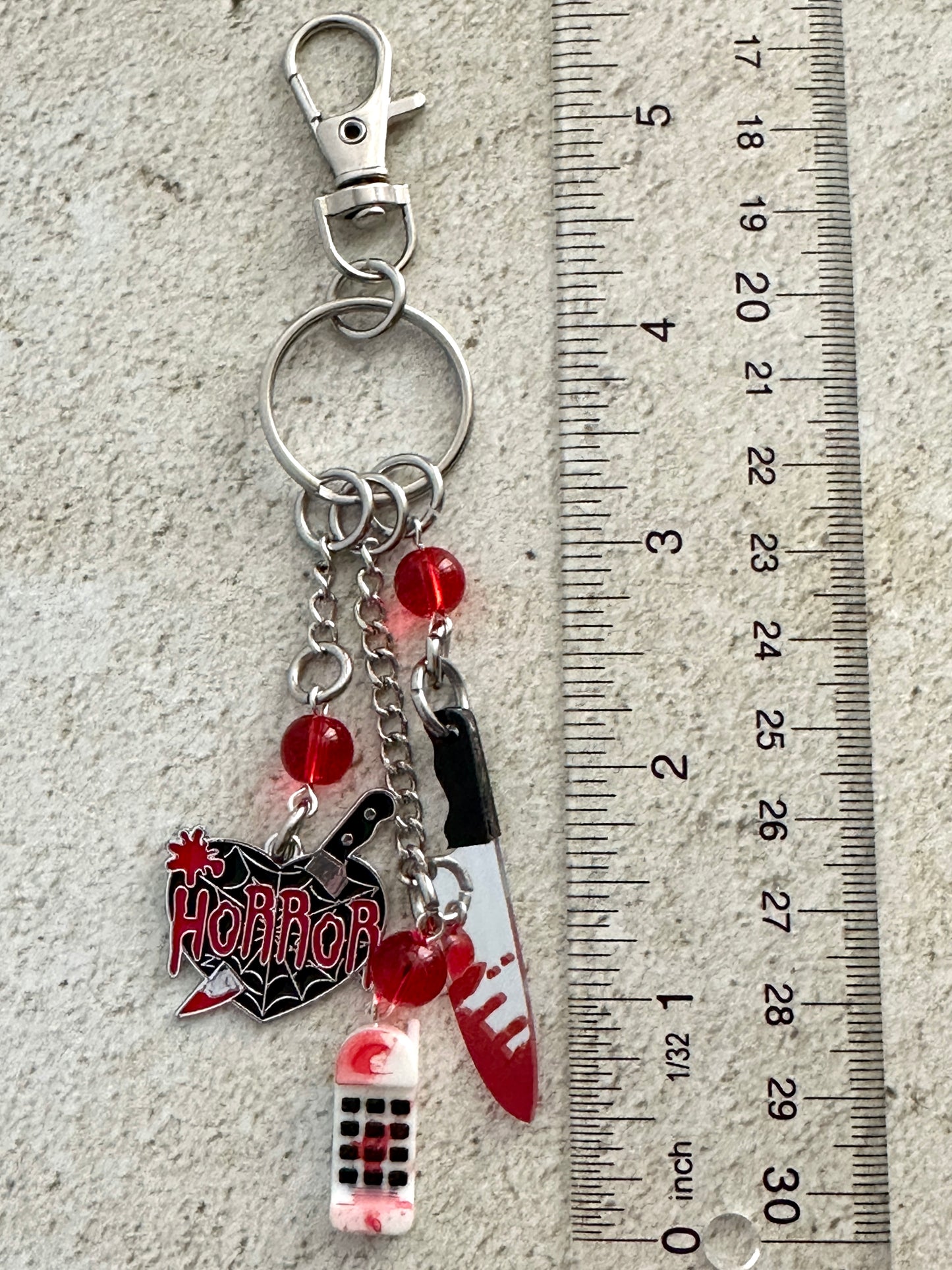 90s Slasher Keychain – Retro Horror Movie Bag Charm for Horror Fans & Final Girls