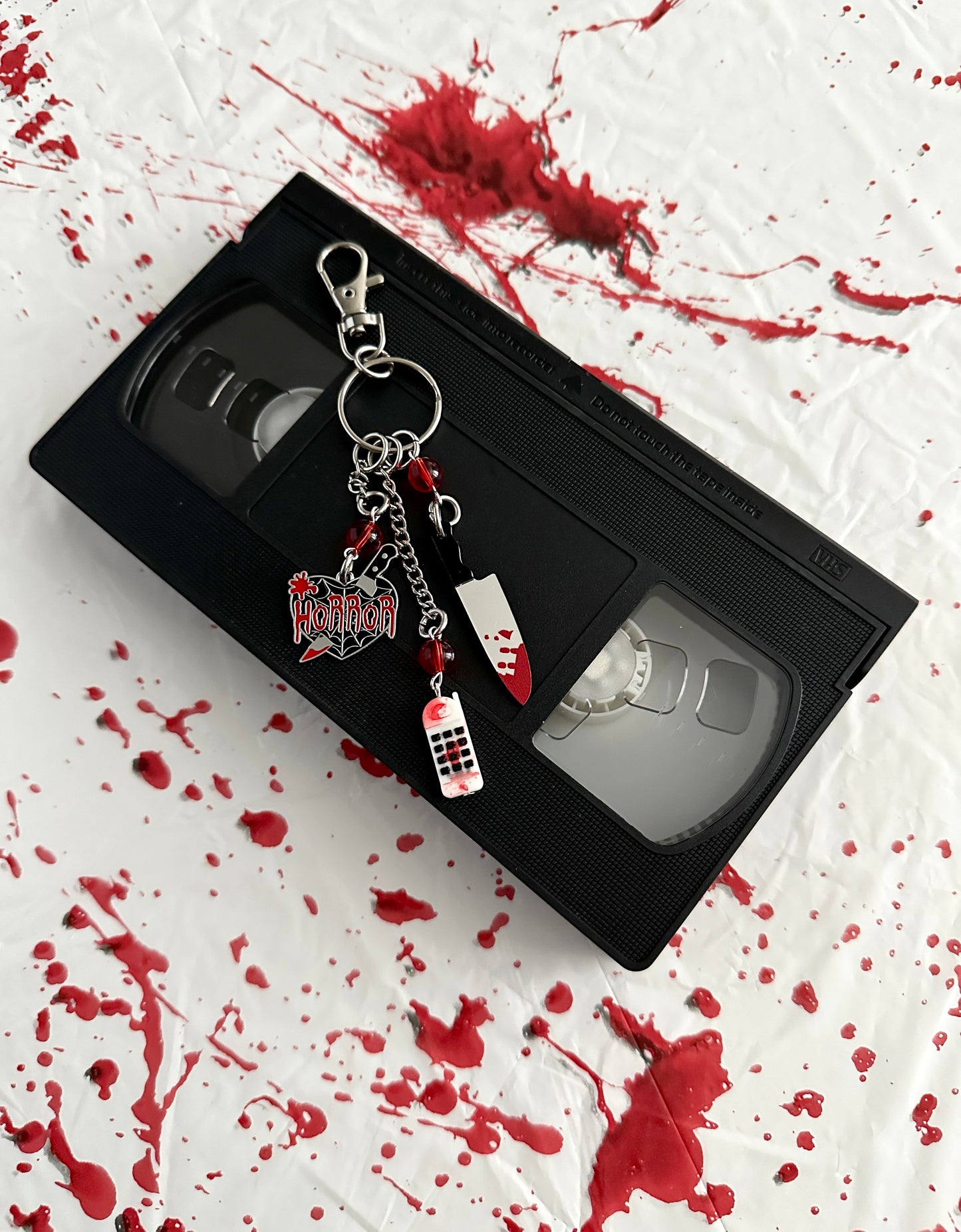 90s Slasher Keychain – Retro Horror Movie Bag Charm for Horror Fans & Final Girls