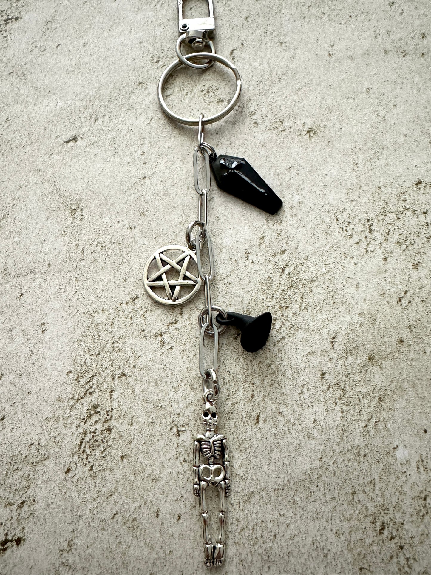 Spooky Horror Bag Charm Keychain – Silver & Black Coffin, Pentacle, Witch Hat & Skeleton Charm