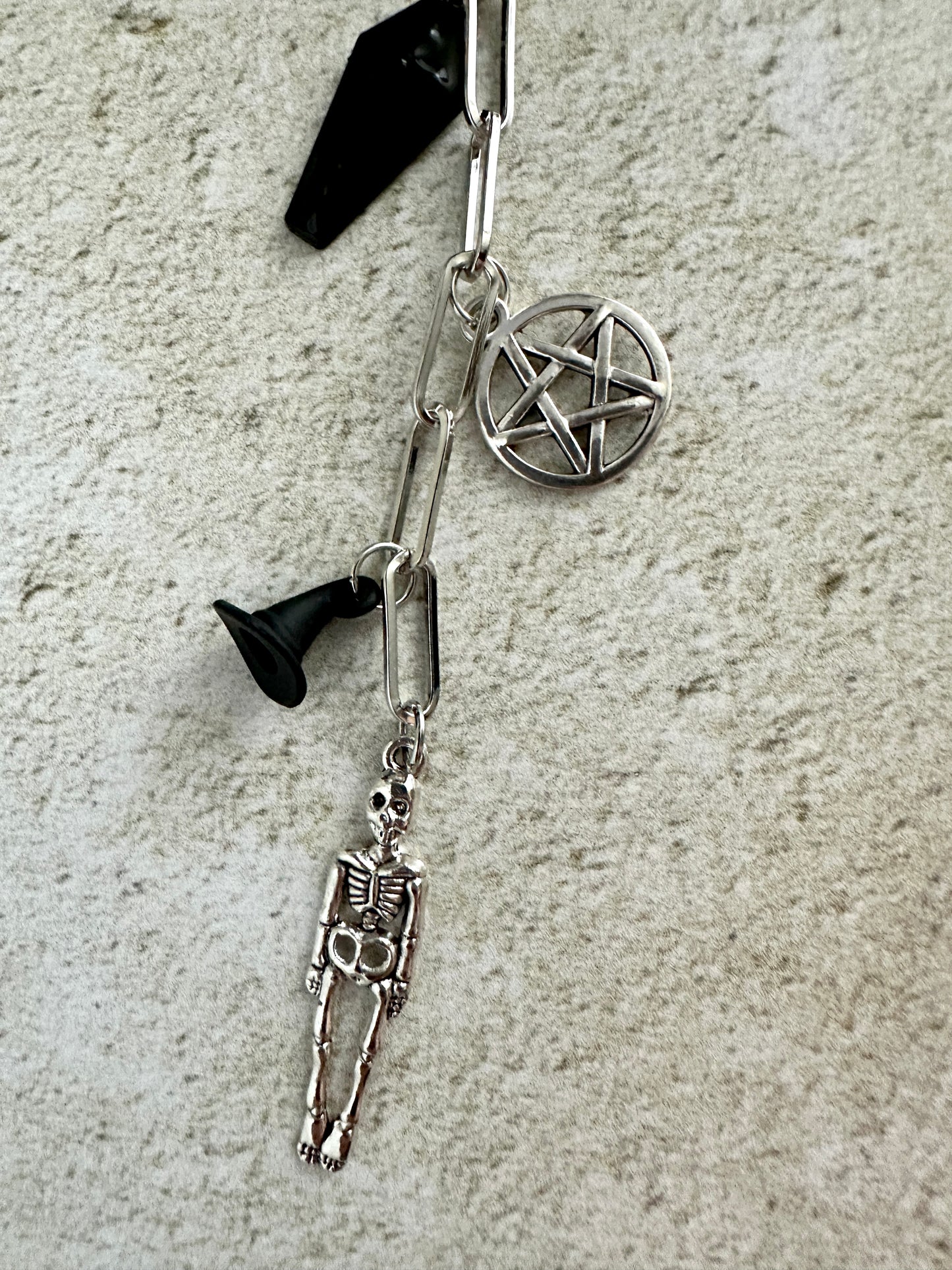 Spooky Horror Bag Charm Keychain – Silver & Black Coffin, Pentacle, Witch Hat & Skeleton Charm