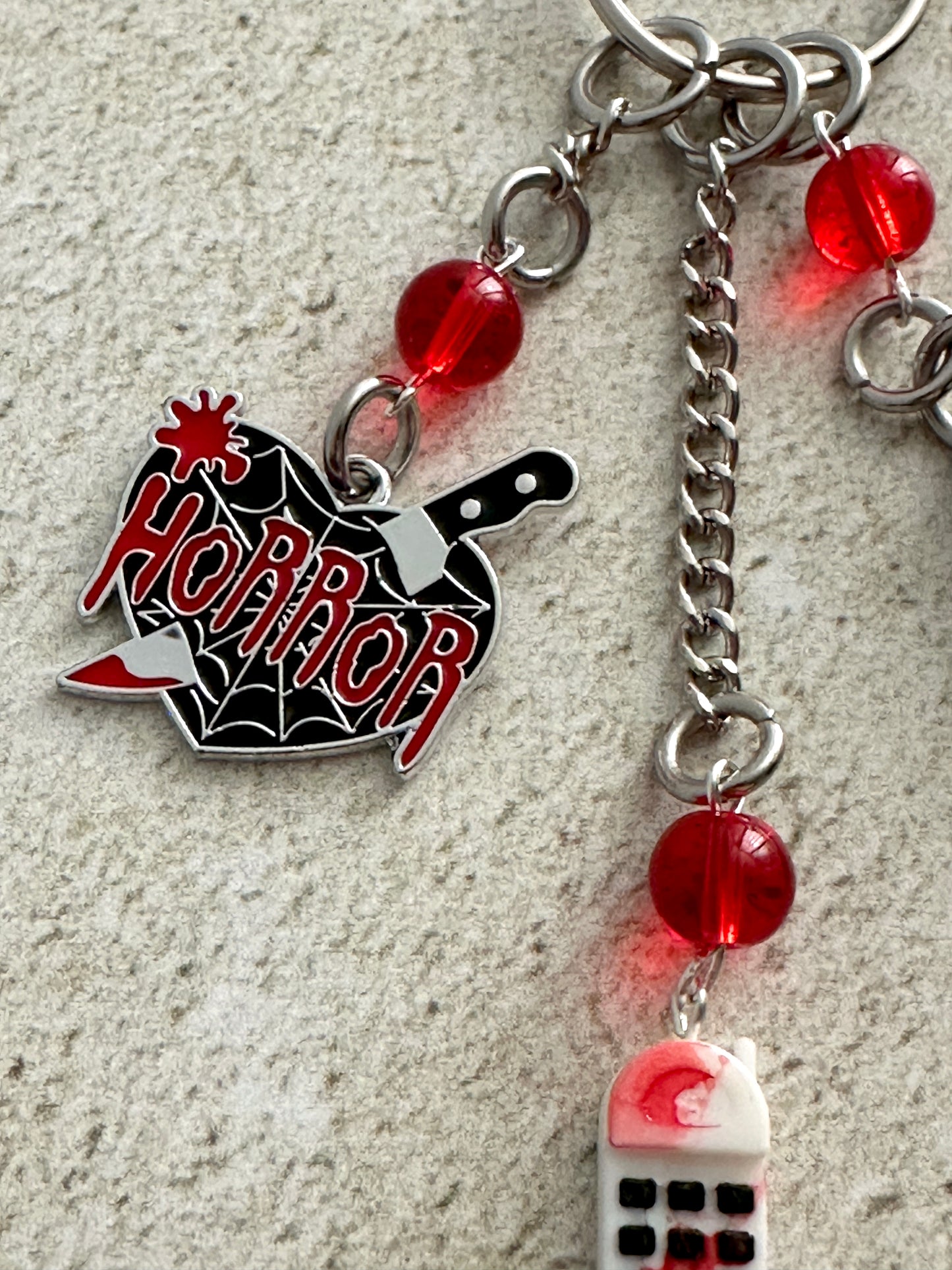 90s Slasher Keychain – Retro Horror Movie Bag Charm for Horror Fans & Final Girls