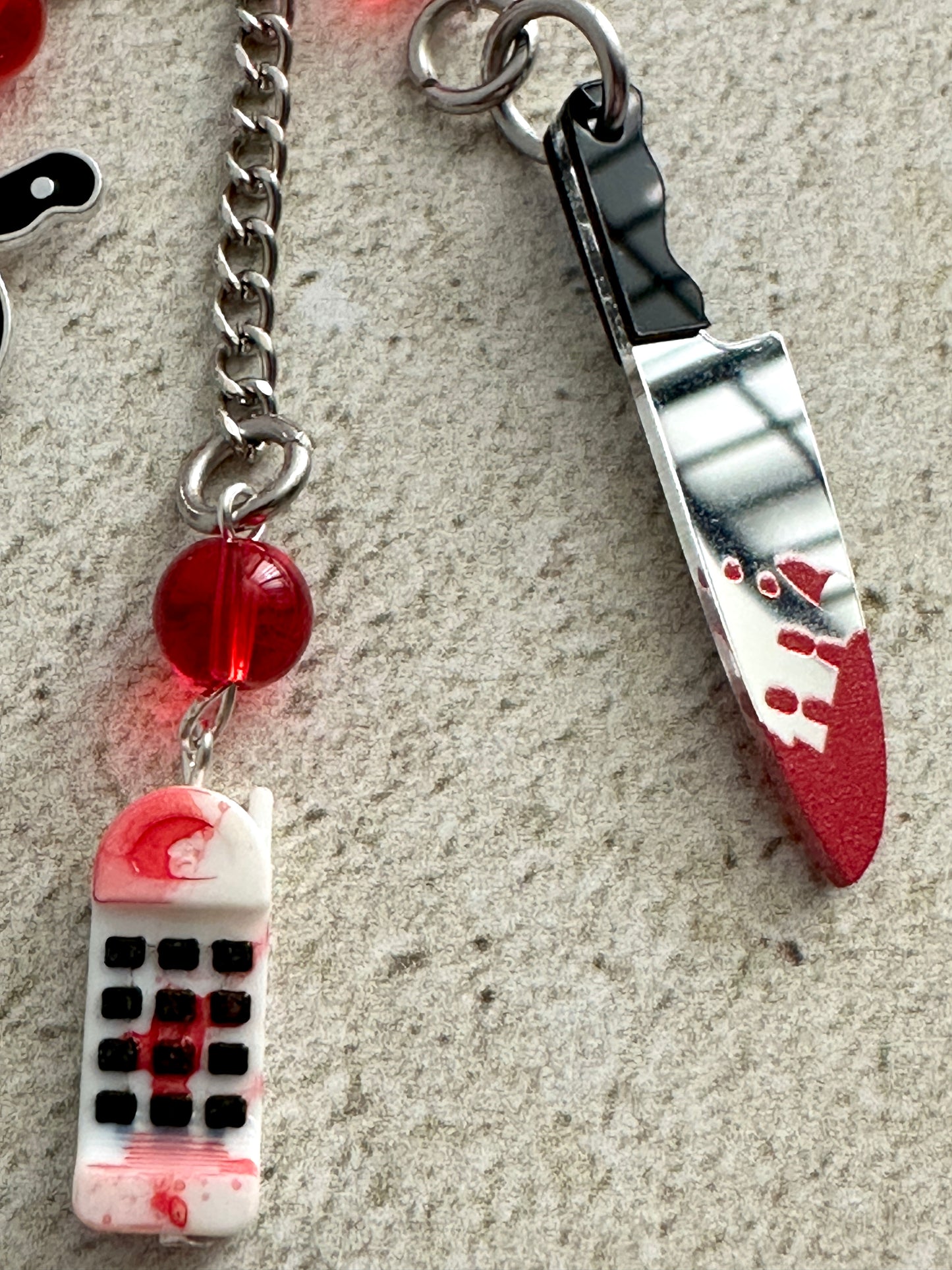 90s Slasher Keychain – Retro Horror Movie Bag Charm for Horror Fans & Final Girls