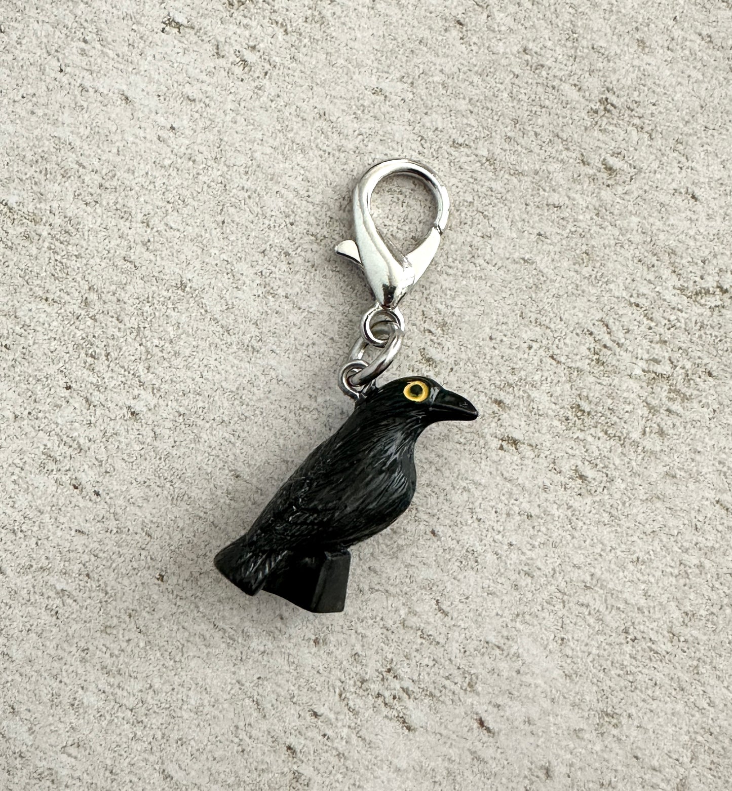 Crow Raven Bag Charm Keychain – Spooky Zipper Pull for Goths, Witches & Horror Fans